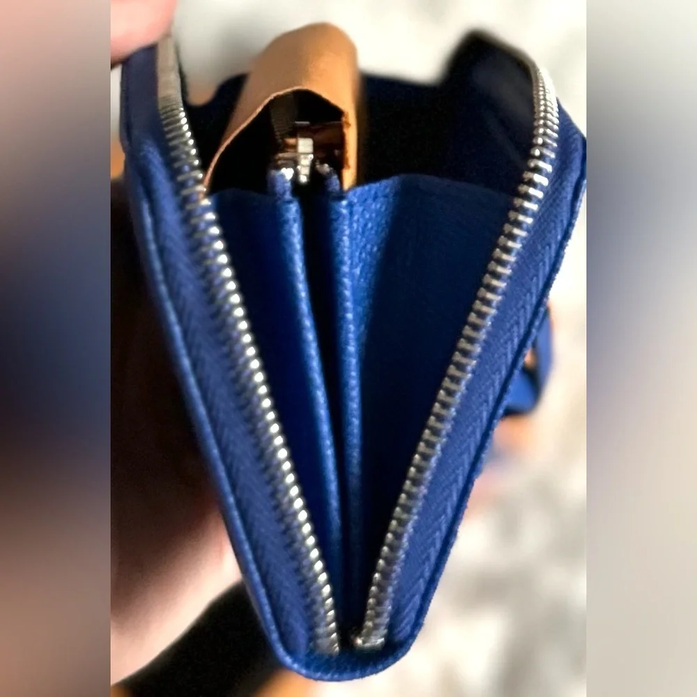 Discontinued Tod’s Blue Pebbled Leather Zip Around Wallet NWT Box Made Italy